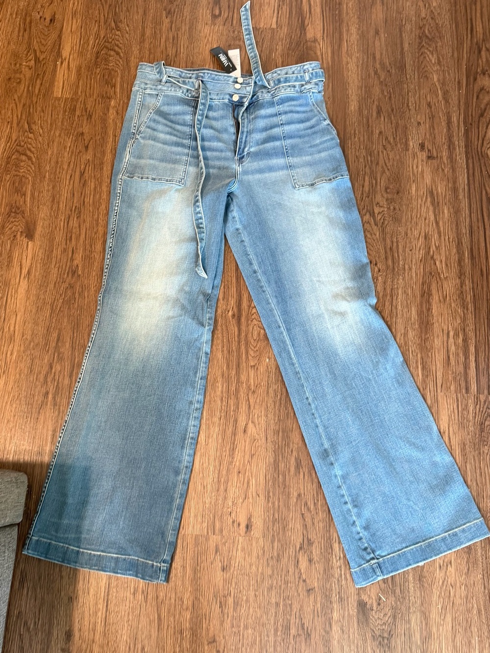BRAND NEW 18L MSRP $120 White House Black Market Utility Denim Jeans